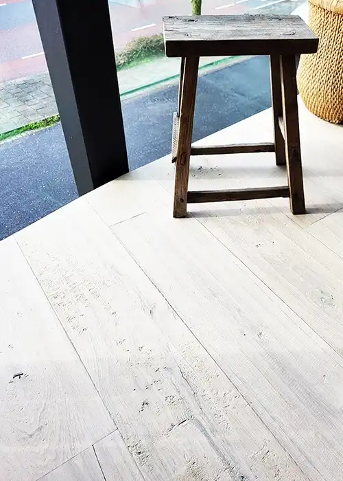 Wit gebeitste eiken houten planken steigerlook