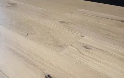 Zwarte plinten bij een houten vloer.