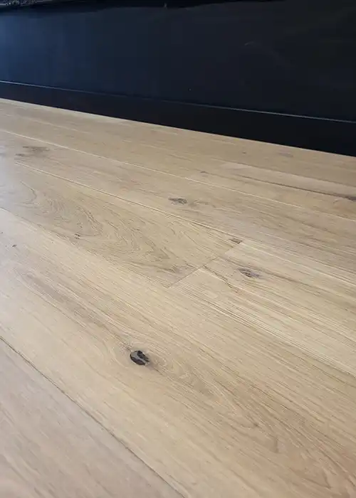 Zwarte plinten bij eiken houten vloer