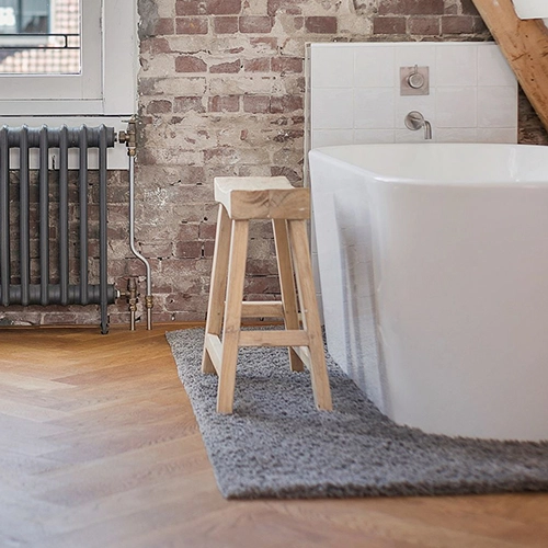 Visgraat houten vloer badkamer