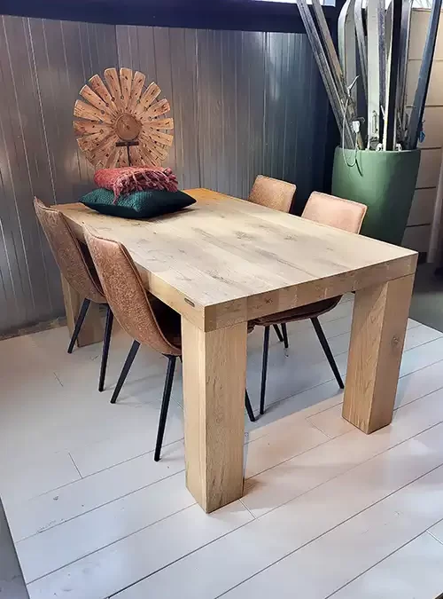 Eettafels met houten poten ontmoeten Houten vloeren